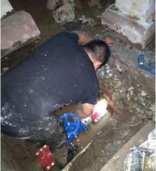 地下管道漏水维修现场